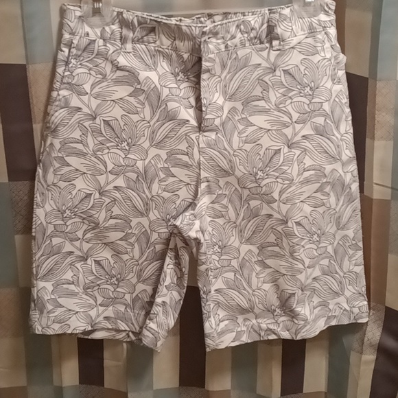 NWOT crown & ivy kids girl's blue and white floral print shorts Size 14 - Picture 3 of 3